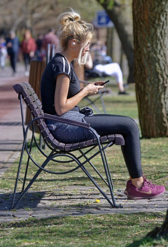 g302410557f53deadfca016c6b095b347a3a074a7d9848fc0c7571b6d69c07edf6ed1ea4bd5c30faabbadea010f46f0254962e0ab26bb9610e640c7e70c042c4f_1280-7132973 woman, texting, park, smartphone, park bench, sitting, outdoors, leisure, relaxation